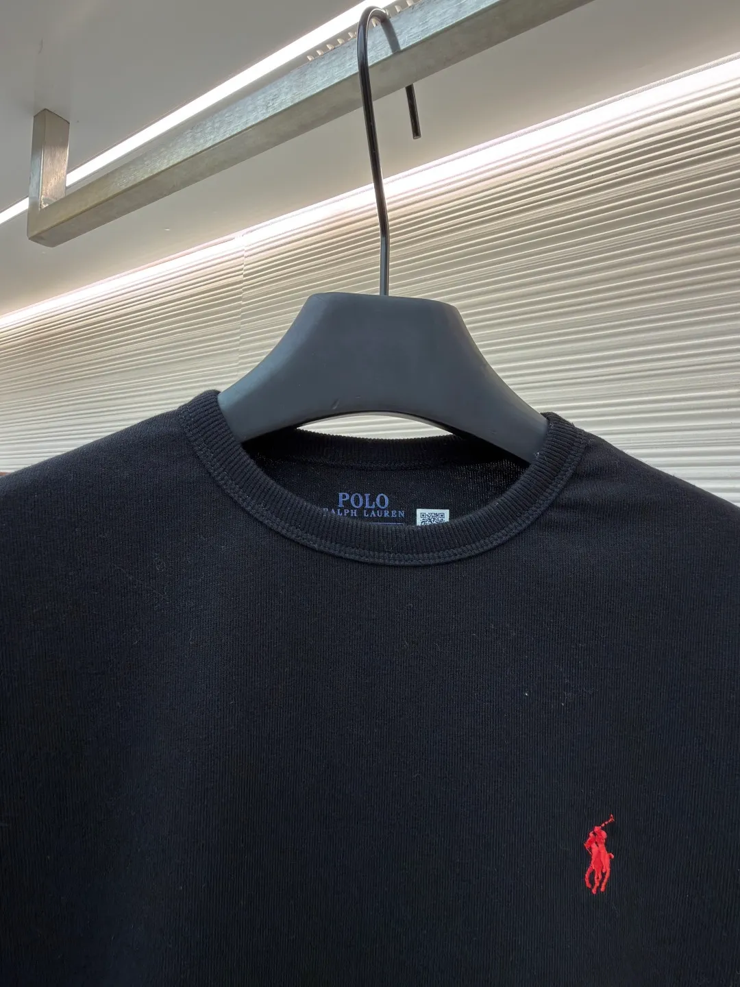 Ralph Lauren logo embroidered short sleeves ●Original version: Purchased and developed for 990 ●Item number: 1682482-X80 ●Material: linen soft plain weave fabric ●Technology: embroidery production ●Color: black ●Version: Fitted version ●Weight: about 280 grams ●Size: S-M-L-XL ●Description: Customized cotton and linen soft plain weave fabric, delicate touch, comfortable and close to the skin, with deep black as the main color Exquisite red pony logo is embellished throughout. It is highly recognizable. It brings an atmosphere of freedom and vitality. A symphony of pure and smart colors. It outlines a high-end outline with extreme simplicity and becomes the smart focus of the vision. It shows taste in silence and adopts imported machine embroidery technology. It uses advanced computer control system and precise mechanical components to realize the iconic pony embroidery operation. High precision. The lines are smooth and delicate. The fabrics have been washed. It has a better hand feel and texture. It is not easy to deform and not shrink. Not easy to fade and maintain long-lasting beauty. The overall wiring is straight and delicate, the fabric is comfortable and soft, and the color is consistent without color difference. It can be matched with the same style to create a fashionable look and control various occasions. Customized accessories, complete with three standards, same style for men and women!